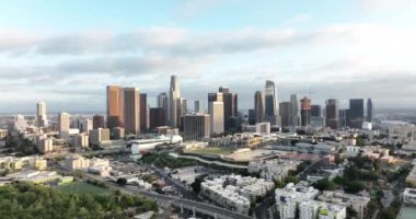 Los Angeles şehri. Los Angeles şehir merkezi silueti. Los Angeles 'ı insansız hava aracıyla uçarak ve filme alarak
