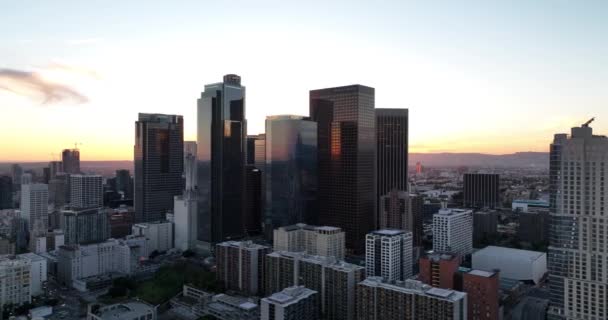 Stadt Los Angeles Mit Wolkenkratzern Skyline Luftaufnahme Bei Sonnenuntergang — Stockvideo