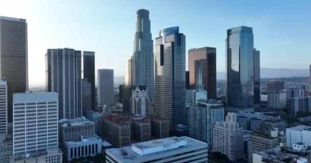 Los Angeles Banliyölerindeki Gökdelenlerin Caddelerin Üzerinden Uçan Hava Aracı — Stok video