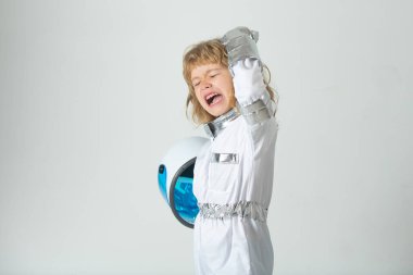 Astronot başlığı giymiş heyecanlı bir çocuk ve... Astronotluk oynayan ve uzay adamı olmanın hayalini kuran sevimli bir çocuk.