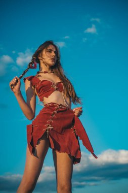 Hippi kız stili. Moda kıyafeti giymiş çekici bir kadın. Baharın tadını çıkaran güzel bir bayanın açık hava moda fotoğrafı.
