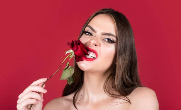 红玫瑰近脸的女性的特写 未经改动的人脸肖像 — 图库照片