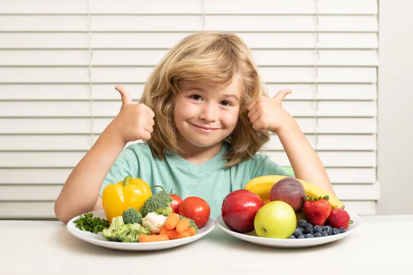 Groenten Fruit Schoolkind Eet Ontbijt Voor School Portret Van Kleine — Stockfoto