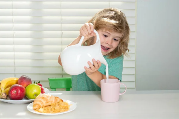 Küçük Tüylü Çocuk Kahvaltı Için Bütün Inekleri Sağıyor Çocuk Organik — Stok fotoğraf