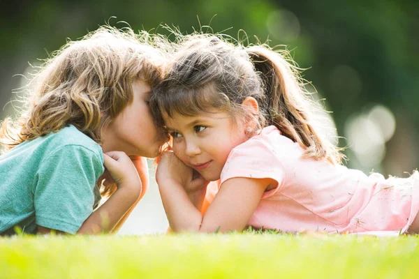 Abraçar Beijar Crianças Casal Crianças Adoráveis Livre Crianças Parque Verão — Fotografia de Stock