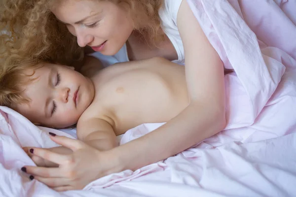 Mamma Bambino Dormono Bedtime Infanzia Concetto Famiglia Close Ritratto Coperto — Foto Stock