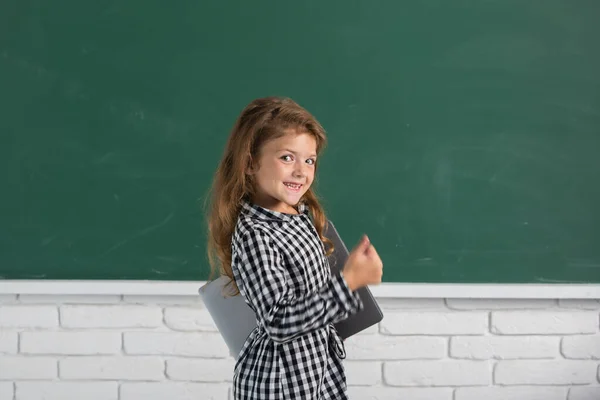 Porträt Einer Lustigen Schülerin Mit Laptop Der Grundschule Geniales Kind — Stockfoto
