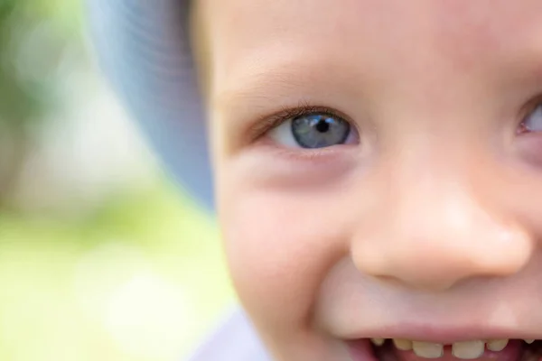 Voorjaarskinderen Portret Close Gezicht Van Schattig Lachend Kind Met Blauwe — Stockfoto