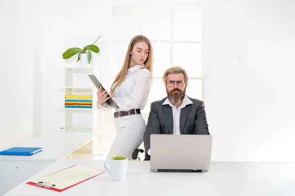 Dwóch Młodych Pracowników Biznesowych Współpracujących Laptopem Biurze — Zdjęcie stockowe