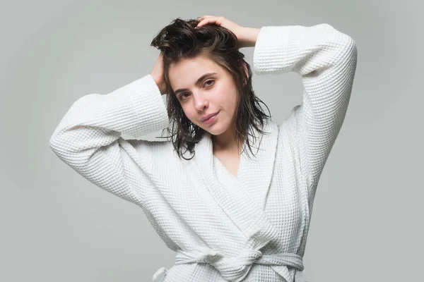 Bornozlu Genç Kadın Portresi Islak Saçlı Sabah Mankeni Güzel Sabah — Stok fotoğraf