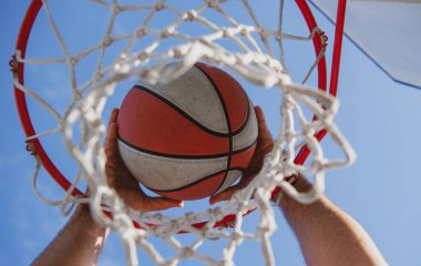 Basketbol, takımın boş zamanlarında oynadığı bir spor ve spor sembolü. Basketbol gökyüzündeki sepetin içinden geçiyor.