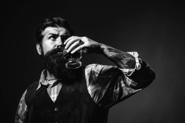 Une Boisson Alcoolisée Homme Barbu Confiant Costume Noir Avec Verre — Photo