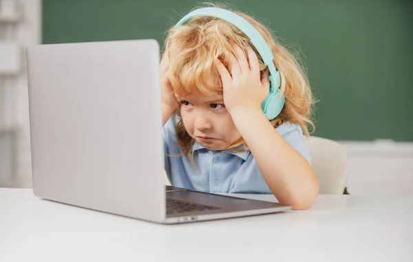 Menino Triste Irritado Fones Ouvido Sentar Mesa Estudar Line Laptop — Fotografia de Stock
