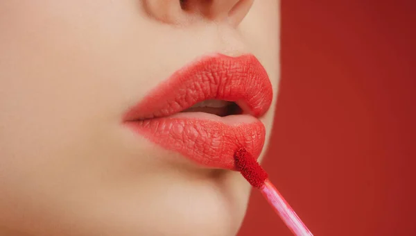 Maquillaje Labios Rojos Lápiz Labial Primer Plano Aplicando Maquillaje Labio —  Fotos de Stock