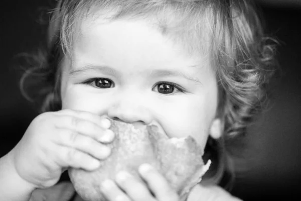 パンを食べる赤ん坊 顔を閉じて かわいい幼児の子供はサンドイッチを食べて 自己給餌の概念 — ストック写真