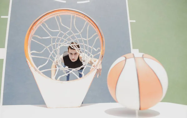 Баскетболист Спорт Баскетбол Молодой Человек Прыгает Бросает Мяч Корзину Голубое — стоковое фото