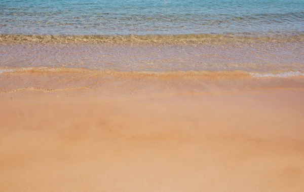ビーチの背景 砂浜で穏やかな美しい海の波 熱帯海のビーチからの海の景色 — ストック写真