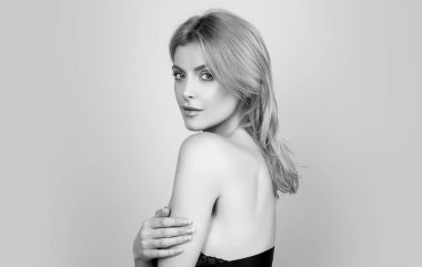 Temiz, sağlıklı ciltli, doğal makyajlı, spa konsepti olan bir kadın. Güzel narin kız