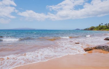 Kumlu sahilde mavi okyanus dalgası. Yaz mevsiminde gün batımında plaj. Plaj manzarası. Tropik deniz manzarası, sakinlik, dinlendirici güneş ışığı