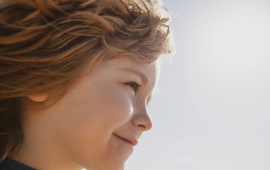 Neşeli çocuğun yakın plan portresi. Sevimli, neşeli küçük çocuk. Küçük komik çocuğun profil portresini kapat. Gülümseyen çocuklar.