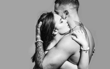 Birbirine aşık bir çift. Birbirlerini kucaklayan güzel bir çift. Genç aşıklar. Seksi güzel bir çiftin portresi. Birbirlerine aşık şehvetli gençler. Yarı çıplak genç çift sevişiyor, şefkatli ve romantik.