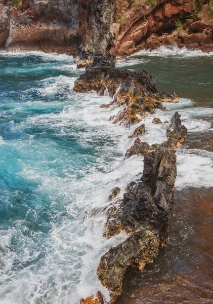 Krásná Oceánská Pláž Velkými Skalami Břehu Vodě Vlny Oceánu Letní — Stock fotografie