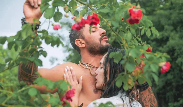 Hermosa Pareja Joven Pareja Feliz Enamorada Mujer Apasionada Hombre Tatuaje — Foto de Stock