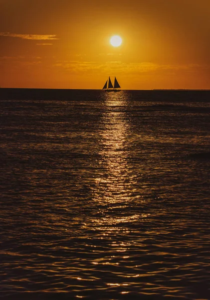 Łódź Oceanie Zachodzie Słońca Żaglówki Żaglami Jacht Morski Pływający Wzdłuż — Zdjęcie stockowe