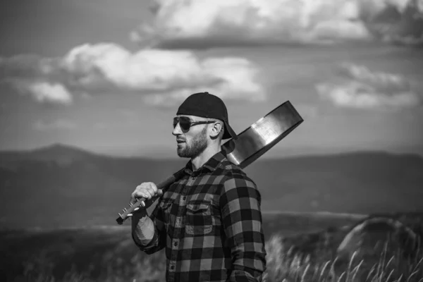 Campingurlaub Mann Mit Gitarre Auf Der Natur — Stockfoto