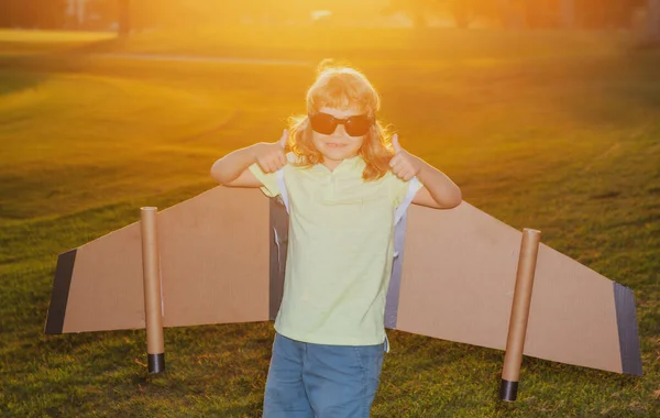 Vit Unge Leker Med Leksaksplan Solig Gyllene Solnedgång Himmel Bakgrund — Stockfoto
