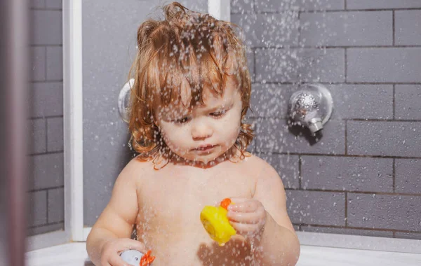 Kind Baadt Een Douche Schattige Baby Wassen Badkamer Een Jongen — Stockfoto