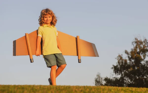 おもちゃの飛行機の翼で遊んでいる子供の男の子 パイロットになる夢 スーパーヒーロー飛行 青い空の上の子供との休暇旅行 — ストック写真