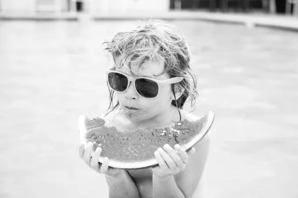 Niño Comiendo Sandía Cerca Piscina Durante Las Vacaciones Verano Los —  Fotos de Stock