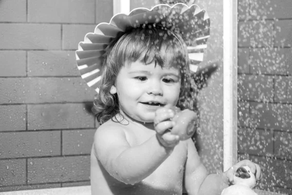 Dziecko Łazience Bawi Się Pianką Słodkie Dziecko Chłopiec Korzystających Kąpieli — Zdjęcie stockowe