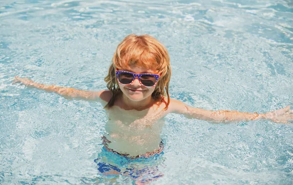 Criança Piscina Verão Rapaz Bonito Água Brincar Com Água Sorrindo — Fotografia de Stock