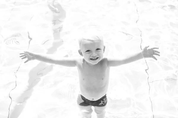 Dziecko Uczy Się Pływać Odkrytym Basenie Małe Dziecko Bawi Się — Zdjęcie stockowe