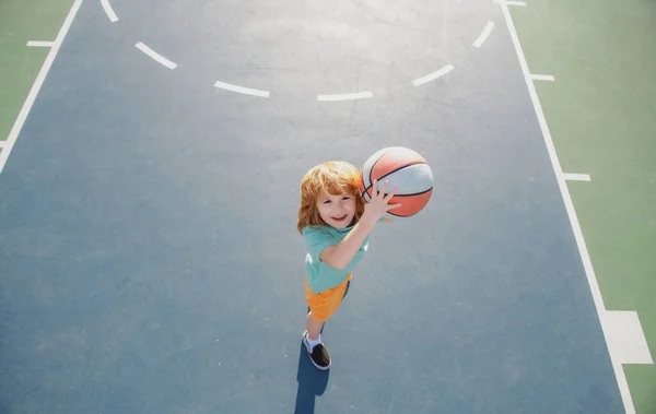 Παιδί Πυροβολεί Μπάλα Μπάσκετ Και Παίζει Μπάσκετ Χαμηλότερη Άποψη Ευρεία — Φωτογραφία Αρχείου