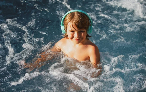 子供水泳 スイミングプールでの子供の夏休み — ストック写真