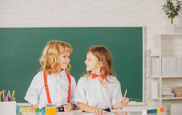 Niñas Niños Dibujando Con Plumas Para Colorear Lindos Niños Pintando — Foto de Stock