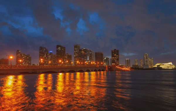 Stadt Miami Florida Sonnenuntergangspanorama Mit Geschäfts Und Wohngebäuden Und Brücke — Stockfoto