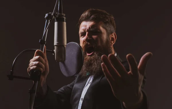 Klassischer Sänger Mann Mit Mikrofon Singt Lied Musiker Musiksaal Lustiger — Stockfoto