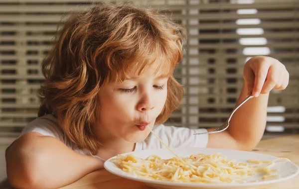 Makarna Spagetti Yerken Yakın Çekim Çocuk Yüzü Küçük Çocuk Portresi — Stok fotoğraf