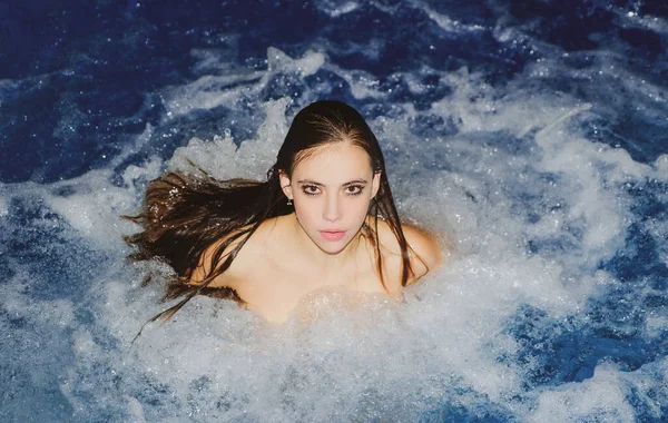 Kapalı Moda Seksi Bir Kız Portresi Kaplıcada Rahatla Suyun Mavi — Stok fotoğraf