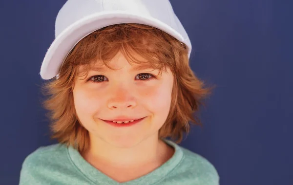 Närbild Attraktiv Skrattande Pojke Begreppet Känslor Hos Barn Porträtt Unga — Stockfoto
