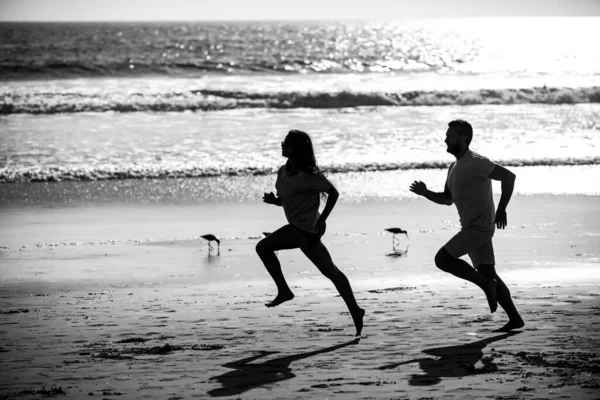 Pareja Corriendo Playa Silueta Hombre Joven Mujer Corriendo Corriendo Largo —  Fotos de Stock