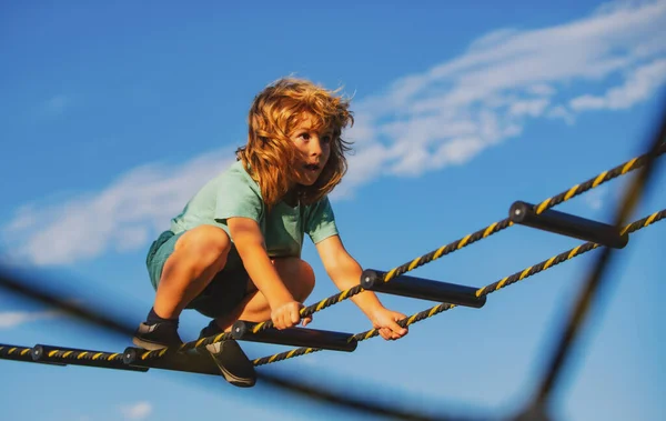 Netter Junge Klettert Die Leiter Auf Dem Spielplatz Hoch Kind — Stockfoto