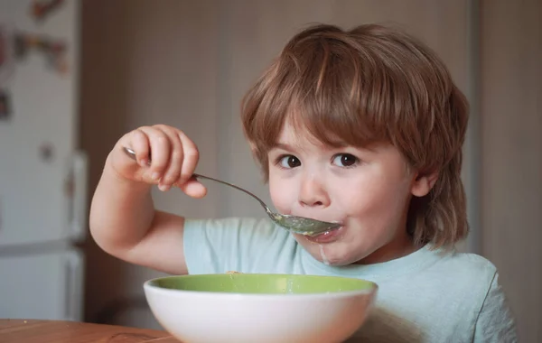 Schattig Kind Dat Thuis Ontbijt Eet Ouderschap Baby Eten Jong — Stockfoto