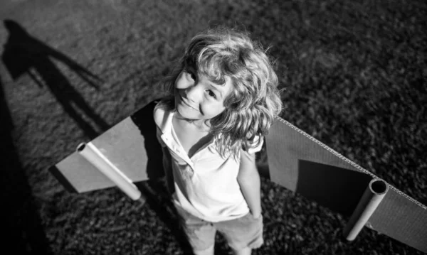 Enfant Mignon Jouant Avec Des Ailes Avion Jouet Dans Parc — Photo