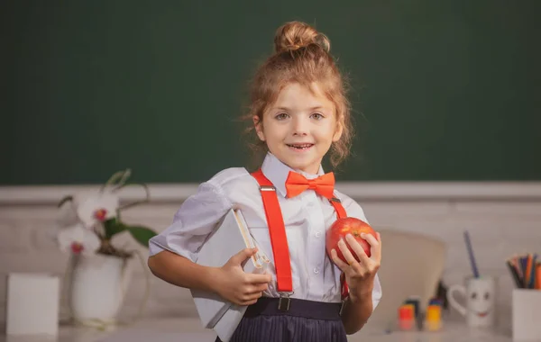 Nettes Kleines Kind Das Der Grundschule Klassenzimmer Lernt Bildung Lernen — Stockfoto