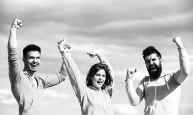 Heyecanlı iş adamları. Şaşırtıcı iş arkadaşları. Heyecanlı ofis çalışanları dışarıda